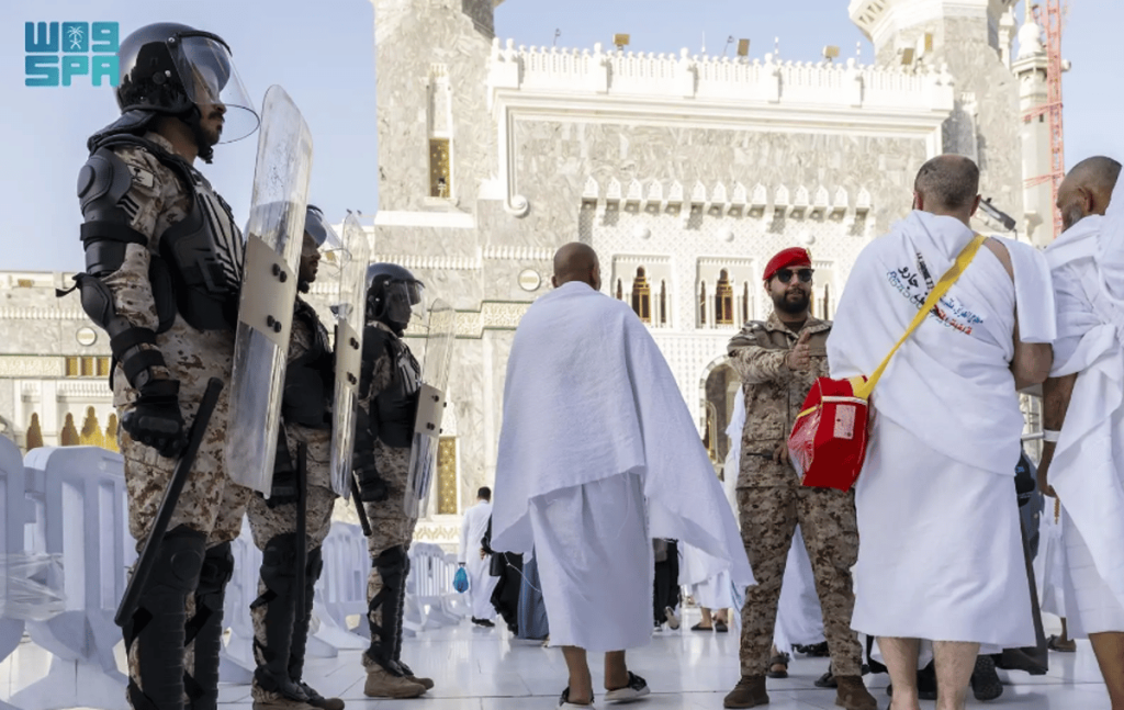 الشرطة العسكرية بالقوات البرية تساند قوى الأمن الداخلي بتنظيم حركة الحجاج