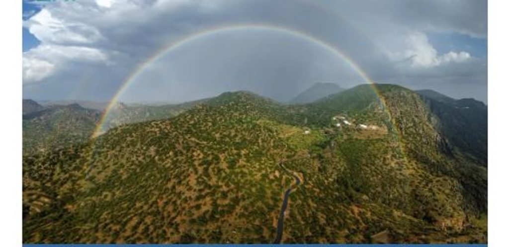 ألوان الطيف تتلألأ في سماء الطائف وتزين قمم الجبال الشاهقة بالنباتات العطرية