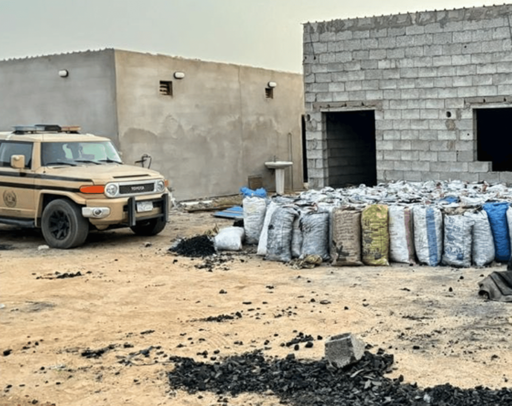 ضبط مقيمين لتخزينهما وبيعهما فحمًا محليًا في مكة