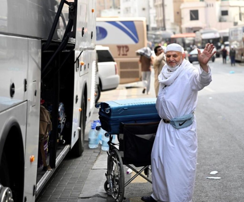 حجاج بيت الله الحرام المتعجلون يبدأون في مغادرة مكة بعد طواف الوداع