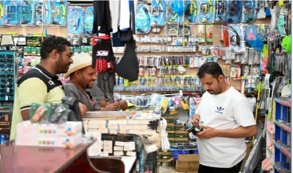 شواطئ حقل تُشعل تنافس محال بيع المستلزمات والأدوات البحرية