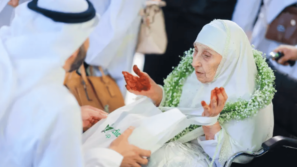عمرها 130 عاماً.. وصول أكبر الحجاج سناً إلى المملكة