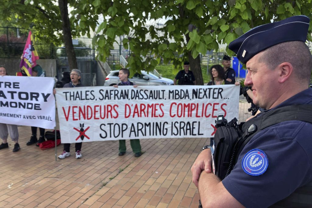 “حان الوقت لفرنسا أن تتخذ خيارا سياسيا جديرا بوقف عمليات نقل الأسلحة إلى إسرائيل”