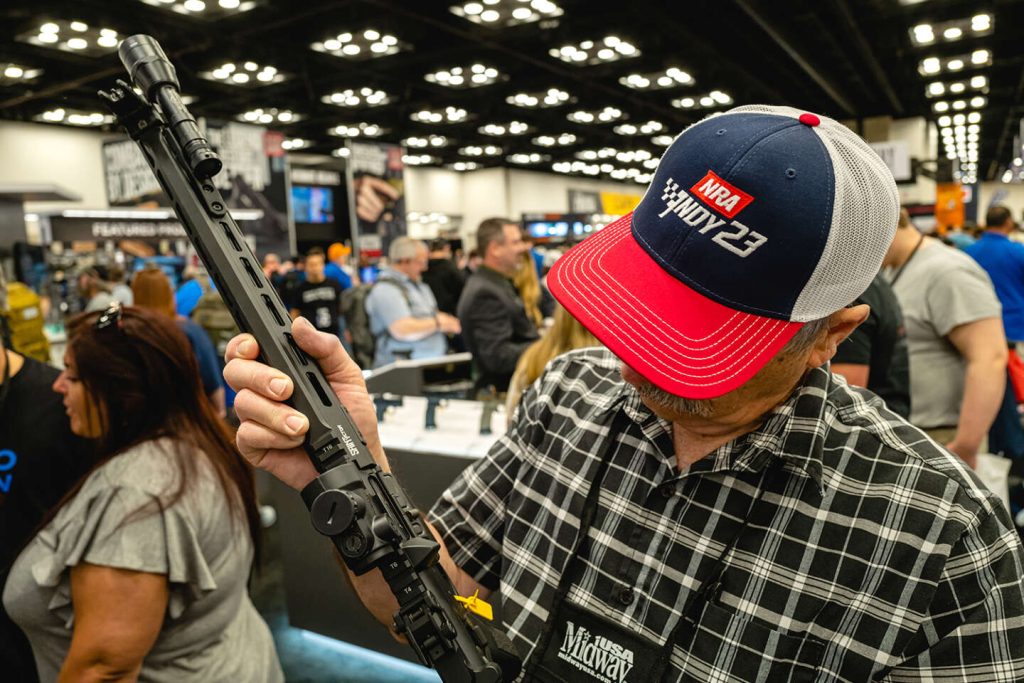 وفي الولايات المتحدة، تسمح المحكمة العليا بنزع سلاح مرتكبي العنف المنزلي