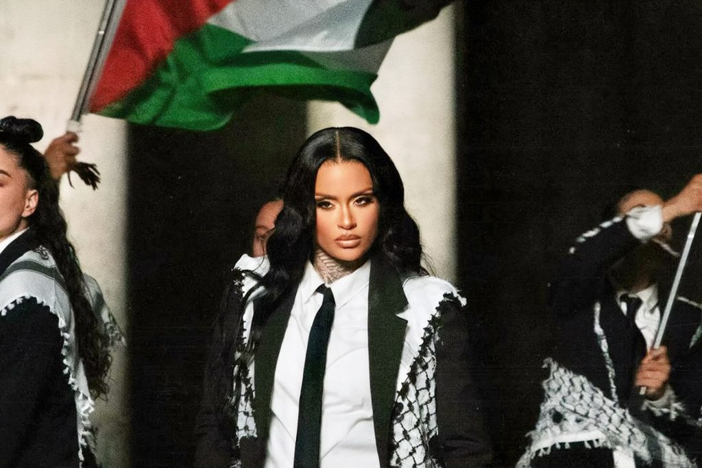 بالكوفية والعلم الفلسطيني.. الأميركية كيلاني تصدر أغنية “إلى جوارك”