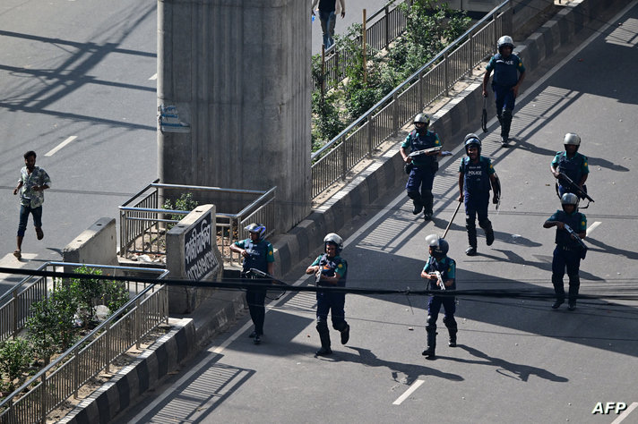 جانب من الشرطة في بنغلادش خلال مواجهة التظاهرات