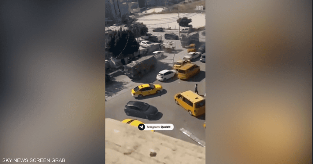 بالفيديو.. مركبات عسكرية إسرائيلية تصدم سيارات الفلسطينيين