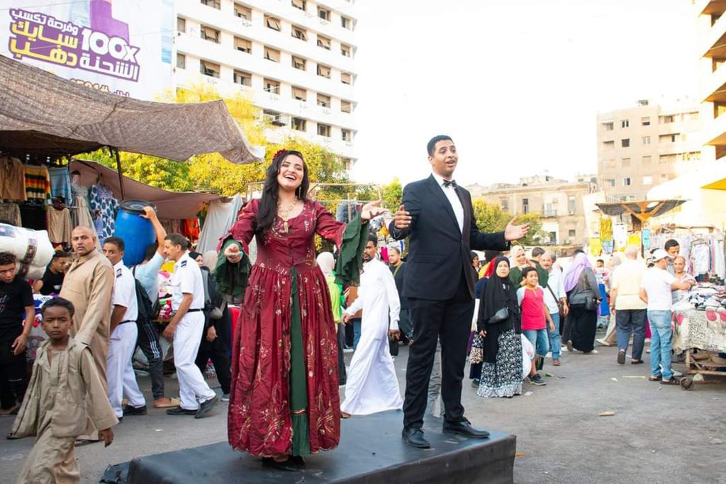 الفن في مواجهة الضجيج.. “أوبرا العتبة” مسرحية في قلب السوق