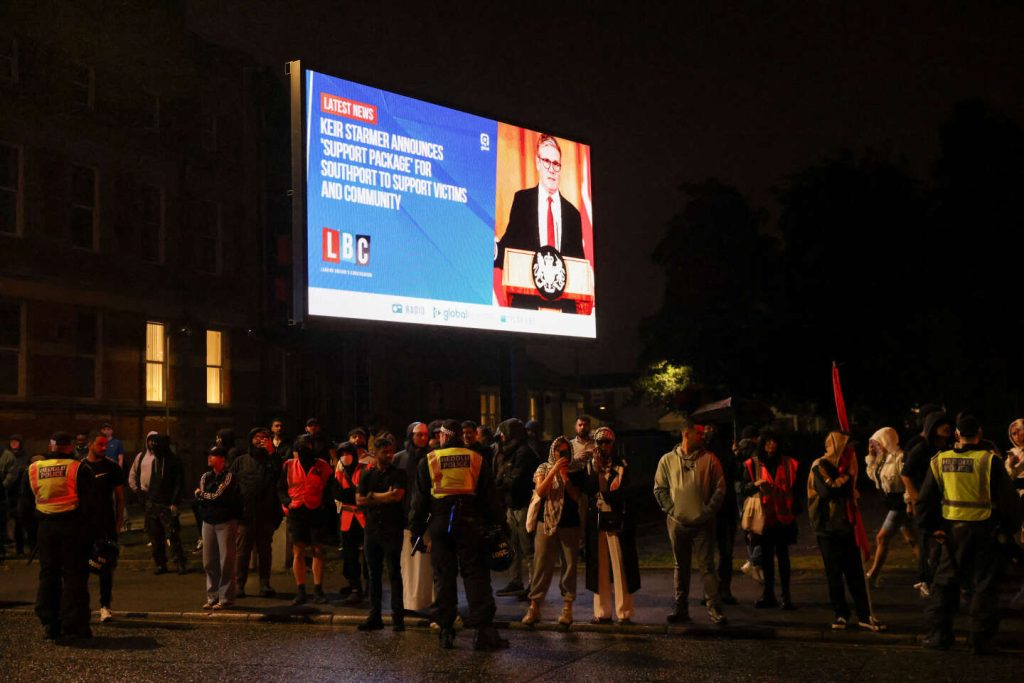 وفي المملكة المتحدة، يواجه رئيس الوزراء كير ستارمر أزمته الأولى مع أعمال الشغب اليمينية المتطرفة