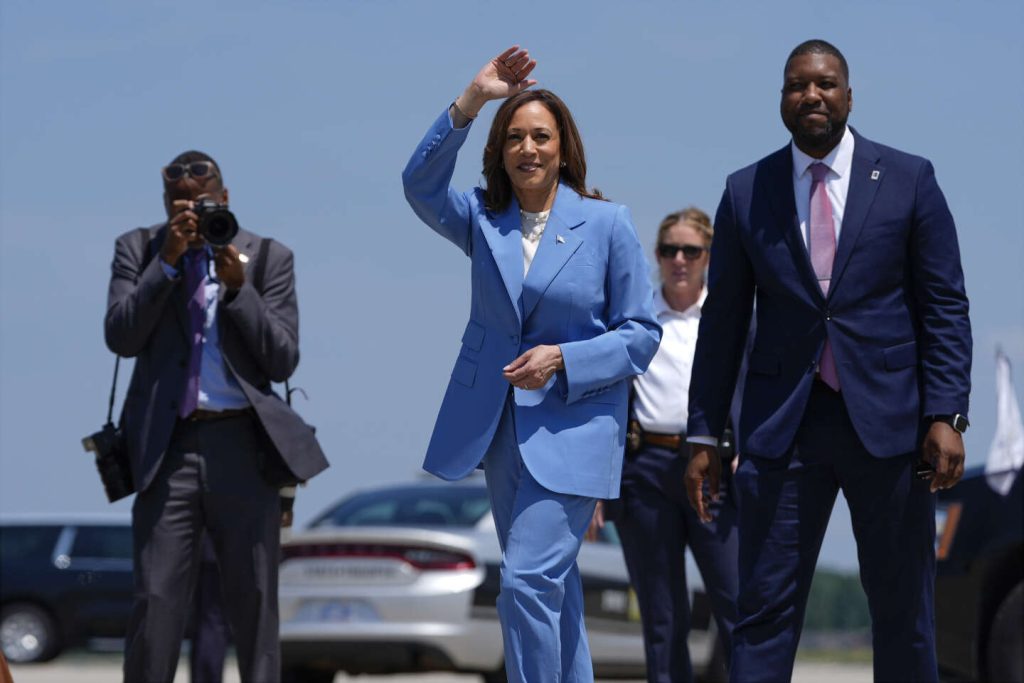 تكشف كامالا هاريس الخطوط العريضة لبرنامجها الاقتصادي الذي وصفه دونالد ترامب بـ”الشيوعي”.