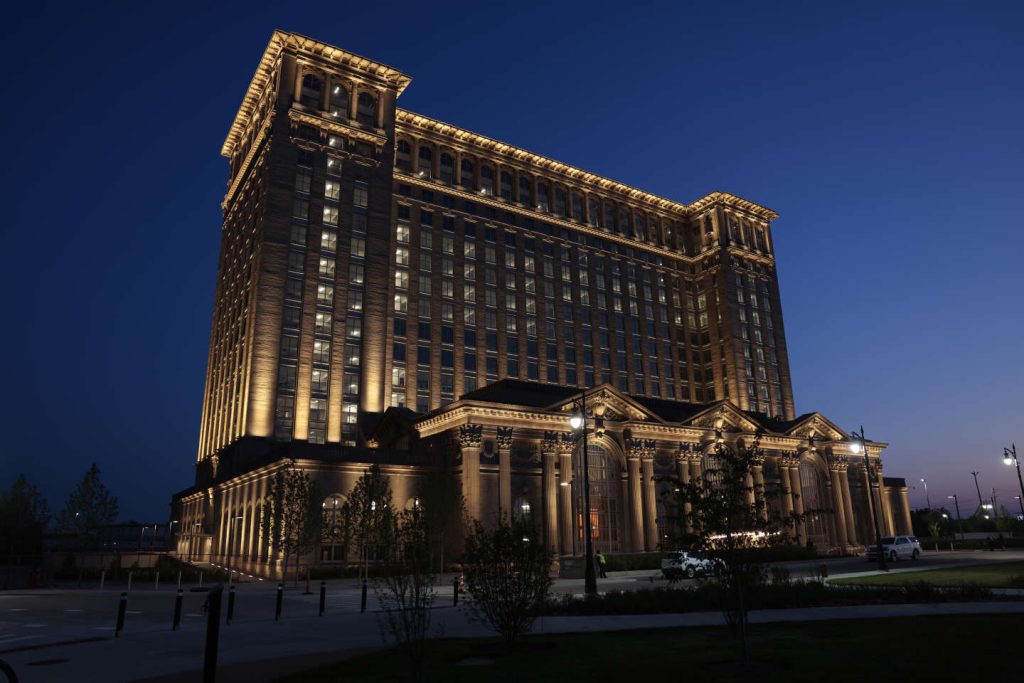 في ديترويت، أصبحت محطة القطار القديمة المهجورة رمزًا لقيامة المدينة: “لقد كانت جزيرة إليس الخاصة بنا”