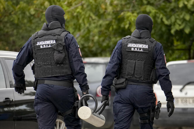 رجال الدرك يحملون كبشًا يستخدم لكسر باب خارج منزل المؤثر على الإنترنت أندرو تيت أثناء تفتيش الشرطة الصباحي، في ضواحي بوخارست، رومانيا، الأربعاء، 21 أغسطس 2024.
