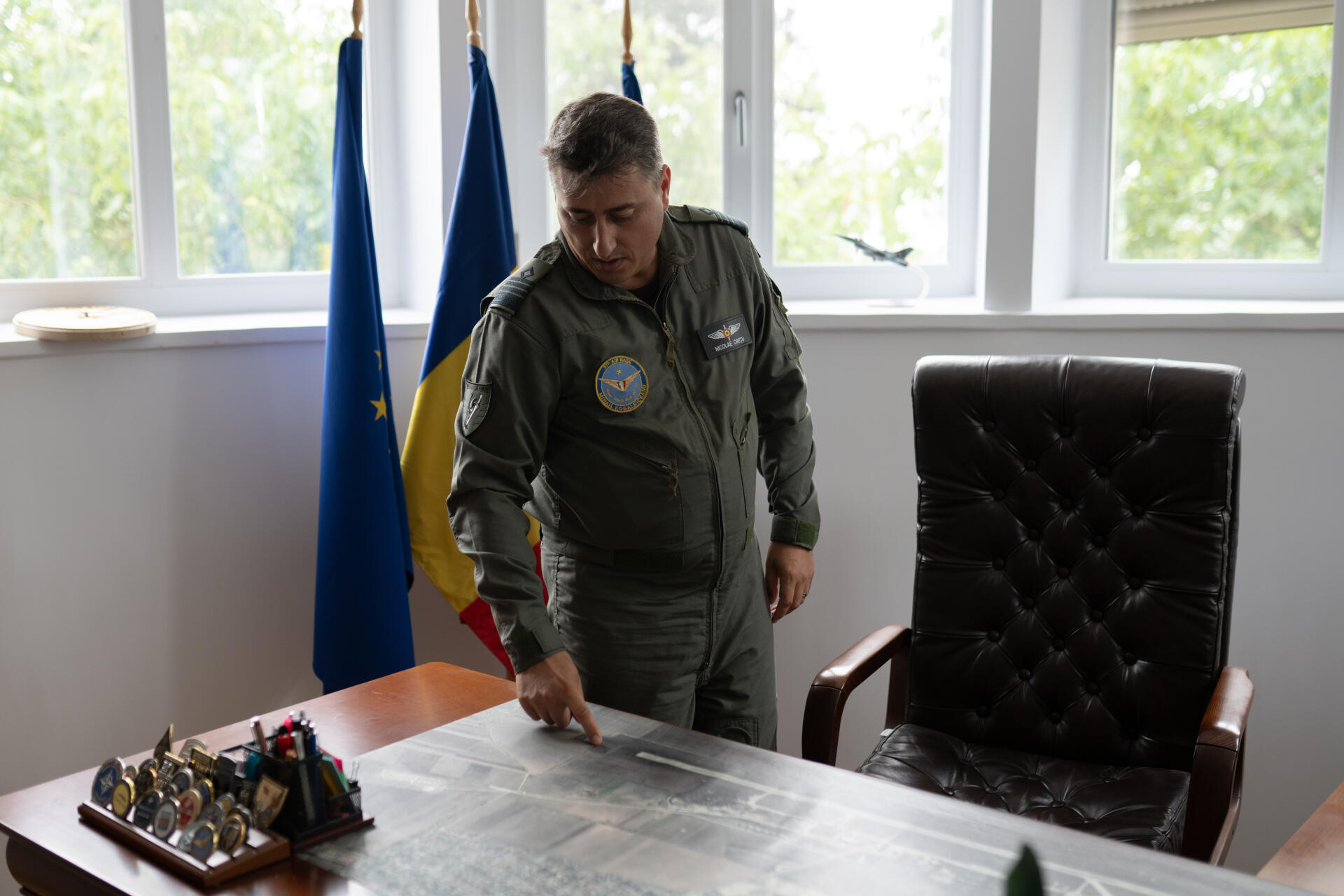 العقيد نيكولاي كريتو، قائد القاعدة الجوية رقم 57 للقوات الجوية الرومانية، في ميهايل كوجالنيشينو، يعرض خريطة للموقع، في مكتبه، 25 يوليو 2024.