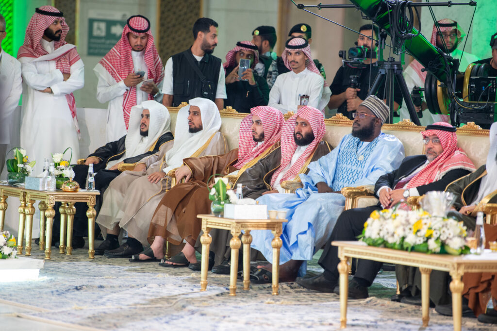 تحت رعاية خادم الحرمين الشريفين ونيابة عنه كرم سمو نائب أمير منطقة مكة المكرمة الفائزين في مسابقة الملك عبدالعزيز الدولية لحفظ القرآن الكريم وتلاوته وتفسيره في دورتها الـ(44)