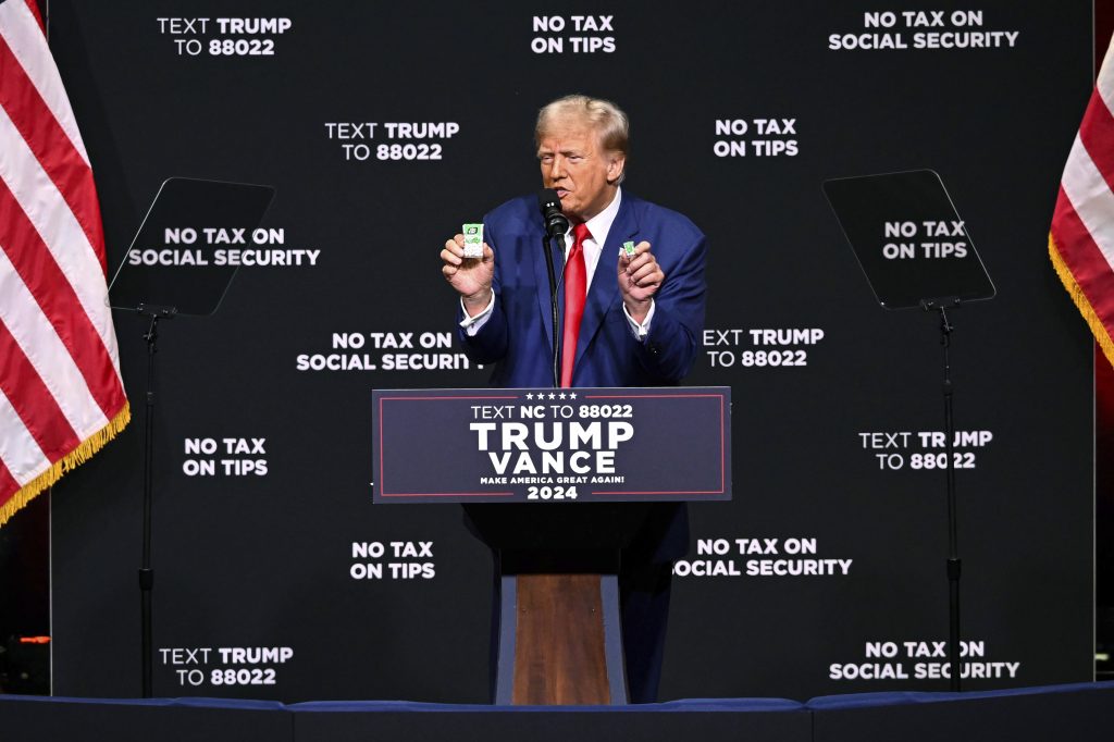 ترامب يهاجم سياسات إدارة بايدن-هاريس الاقتصادية ويتعهد بمحاربة التضخم