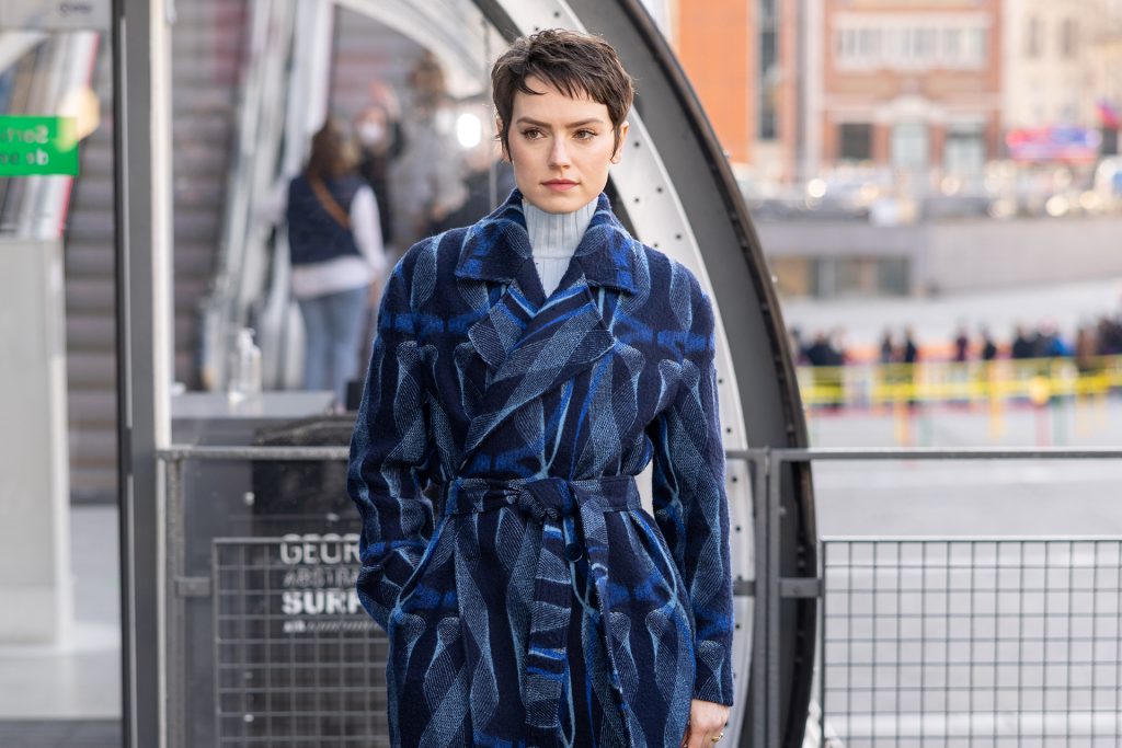 نجمة “حرب النجوم” البريطانية ديزي ريدلي تكشف إصابتها بمرض “غريفز”