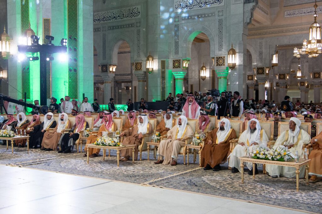 تحت رعاية خادم الحرمين الشريفين ونيابة عنه كرم سمو نائب أمير منطقة مكة المكرمة الفائزين في مسابقة الملك عبدالعزيز الدولية لحفظ القرآن الكريم وتلاوته وتفسيره في دورتها الـ(44)