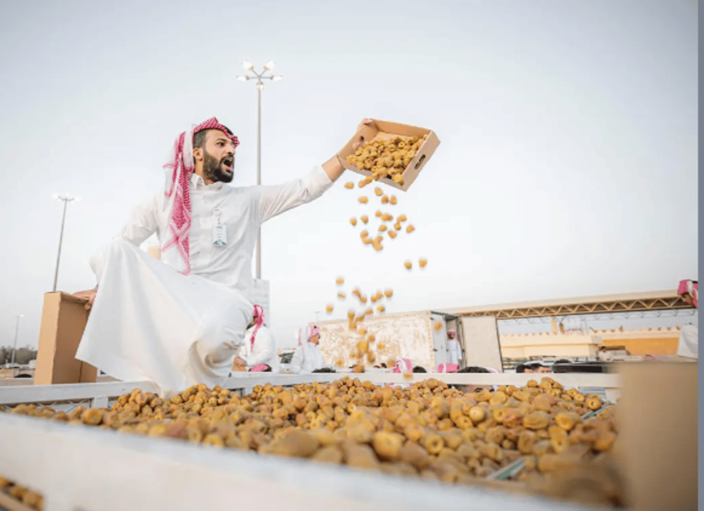 أكثر من 50 صنفاً من التمور يستعرضها المزارعون والتجار في كرنفال بريدة