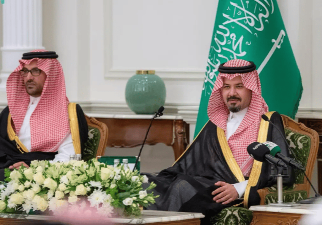 أمير المدينة المنورة ينوه في جلسته الأسبوعية بدعم القيادة للأدب والثقافة