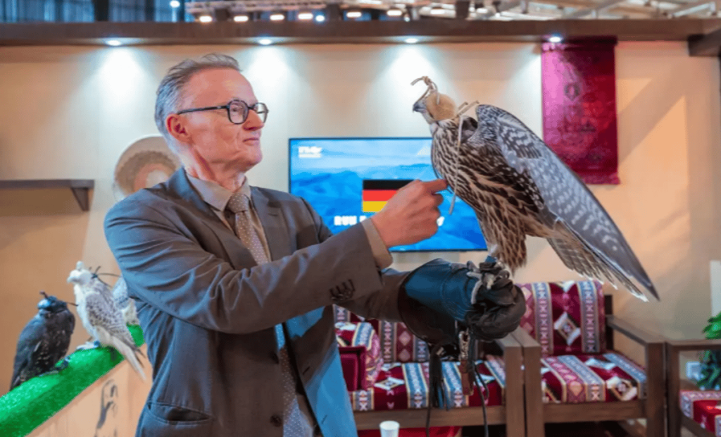 سفير ألمانيا لدى المملكة يزور المزاد الدولي لمزارع إنتاج الصقور 2024