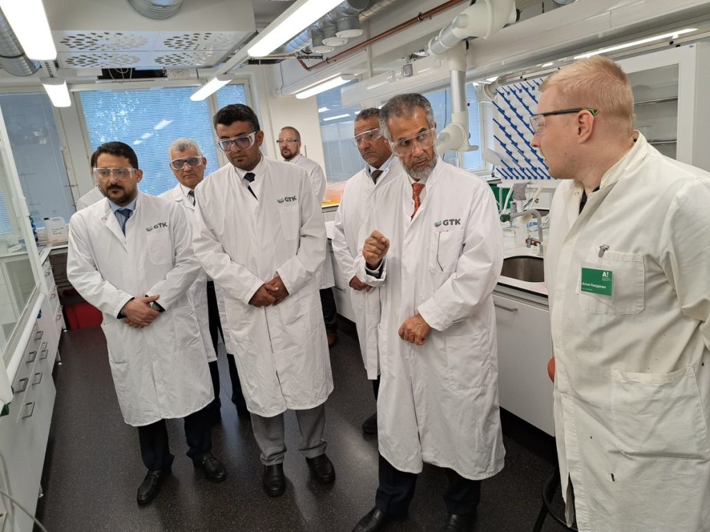 رئيس هيئة المساحة يزور مركز إعادة تدوير النفايات الصلبة الصناعية في جامعة ألتو الفنلندية