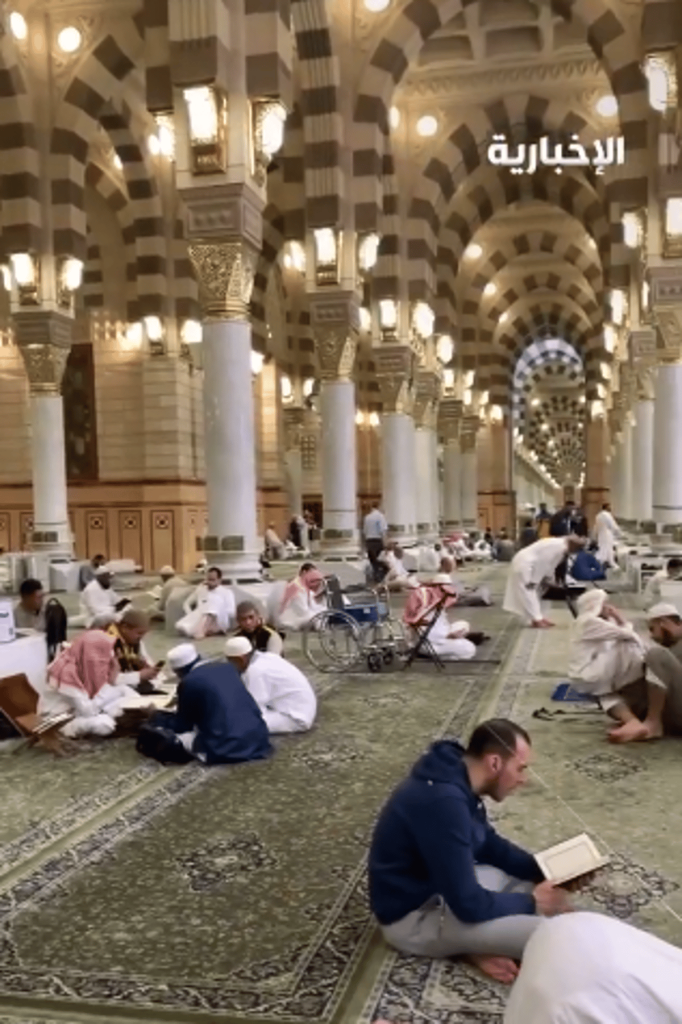 وسط منظومة خدمات متكاملة.. توافد الزوار والمصلين للمسجد النبوي