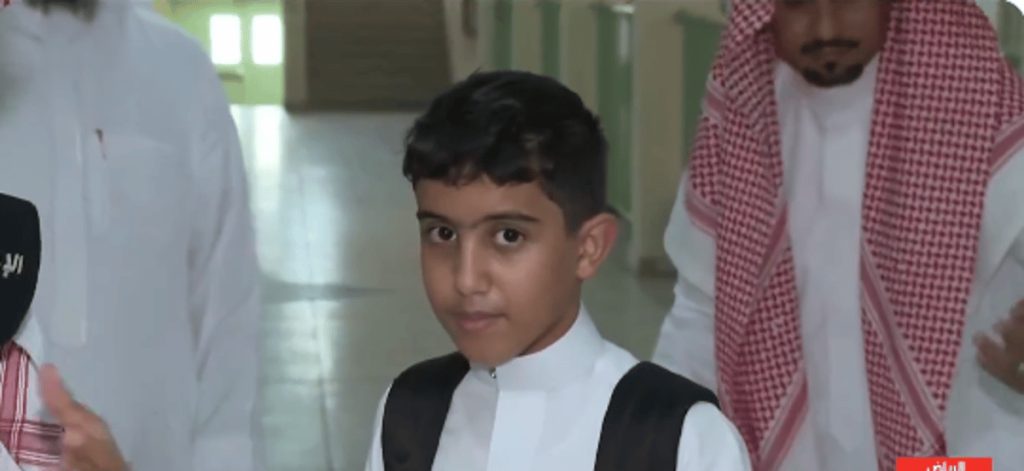 العام الدراسي الجديد.. طالب يمني يعبر عن مشاعره بأول أيام الدراسة