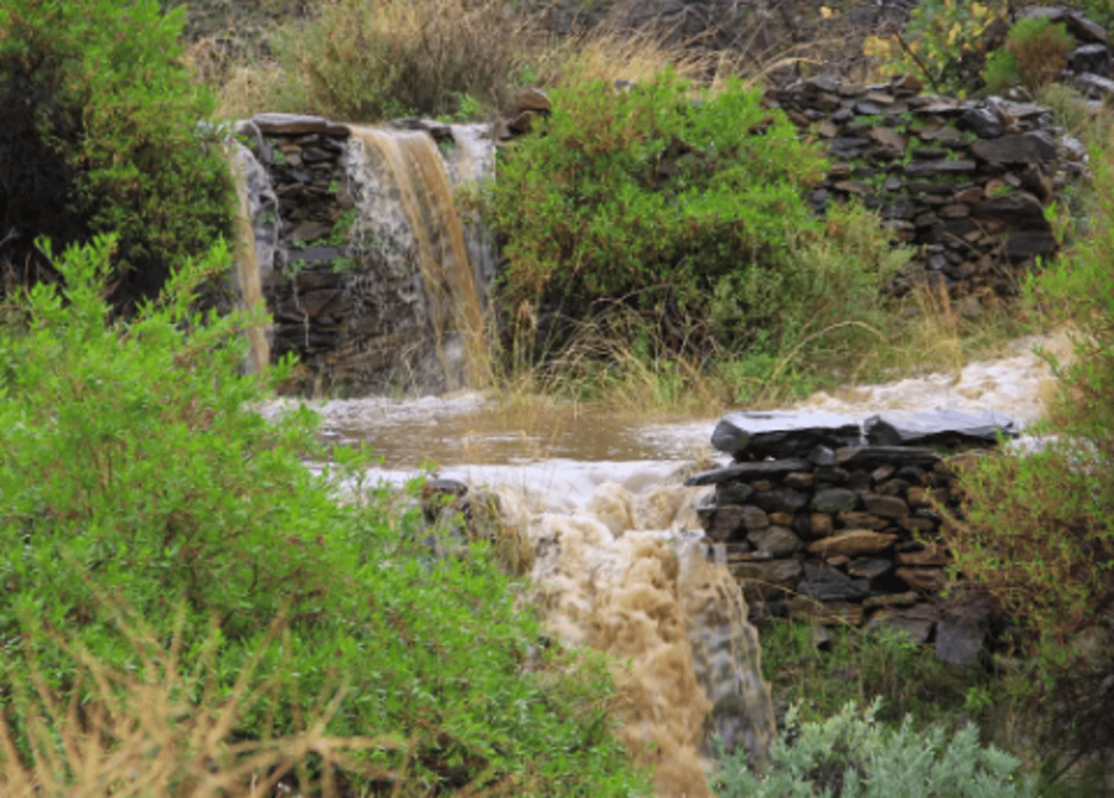 ميسان تتزين بالبساط الأخضر والشلالات المائية والأجواء الغائمة