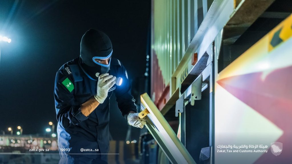 «الزكاة والضريبة والجمارك» تحبط محاولتي تهريب أكثر من 19 كيلوجرامًا من الشبو والهيروين