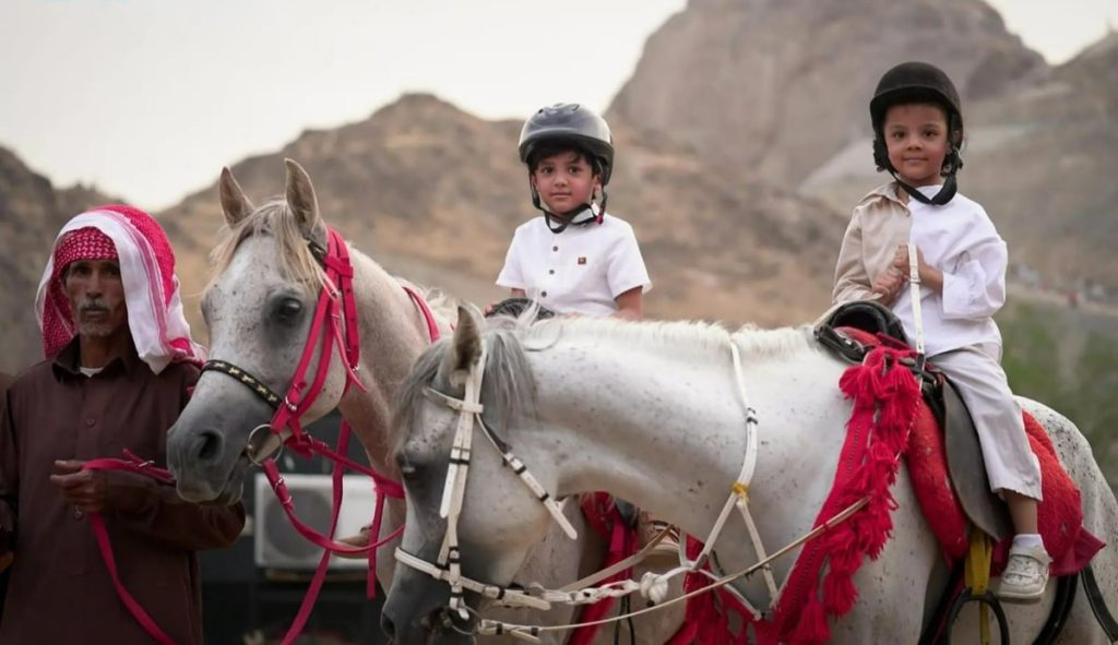 «صهوة الخيل».. بيئة فروسية تجمع أصالة الماضي وروح المغامرة بحي حراء الثقافي