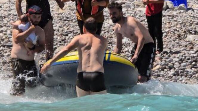 أثناء إنقاذ الطفل اللاجئ البالغ من العمر 50 يومًا، في جزيرة تيلوس (اليونان)، 17 أغسطس 2024.