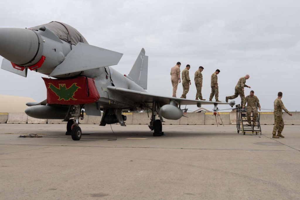 في رومانيا، في موقع بناء إحدى أكبر القواعد الجوية لحلف شمال الأطلسي في أوروبا