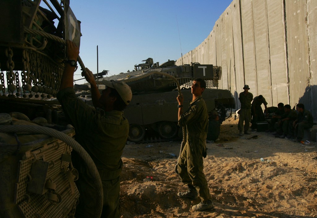 الجنود الإسرائيليون يجهزون دباباتهم في ممر فيلادلفيا