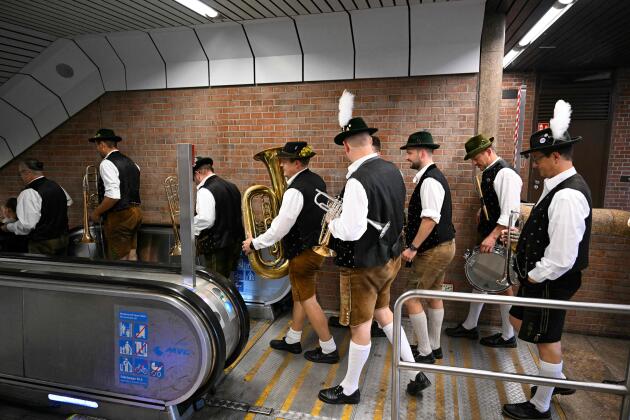 مجموعة موسيقية ترتدي الزي البافاري التقليدي تدخل محطة مترو الأنفاق في طريقها لافتتاح مهرجان أكتوبر.