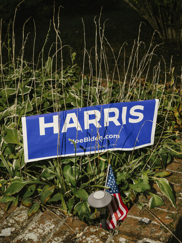 لاستيعاب بديل بايدن على التذكرة الديمقراطية، قامت جانيت وينترز بطي لافتة بايدن-هاريس أثناء انتظار وصول نسخة محدثة. في ستيوارتستاون، بنسلفانيا، 7 سبتمبر 2024.