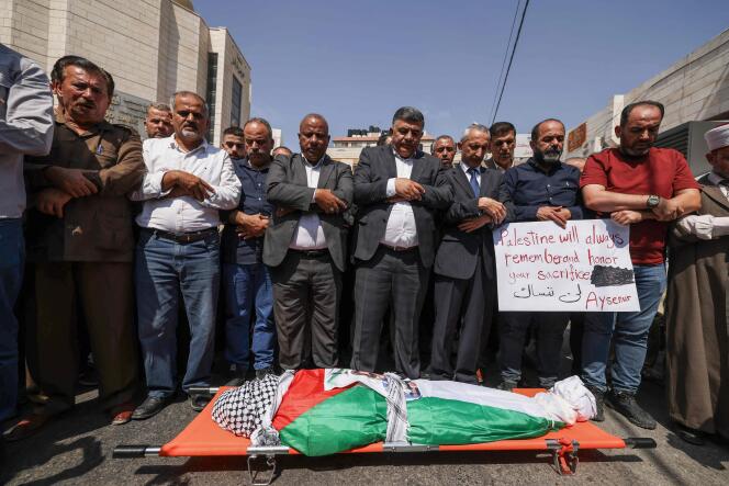 فلسطينيون يصلون بجوار رفات آيسنور إزجي إيجي، خلال موكب جنازة في نابلس بالضفة الغربية المحتلة، في 9 سبتمبر 2024.