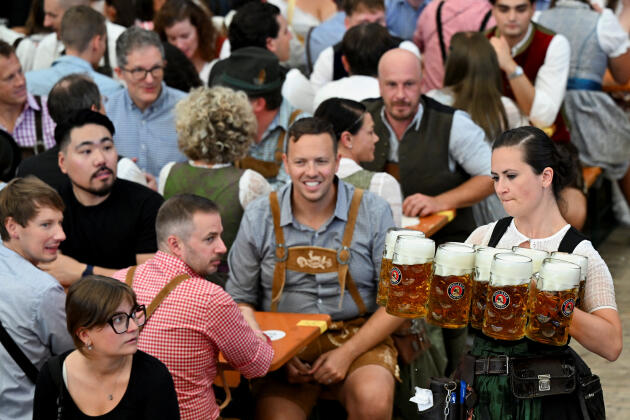 امرأة تحمل حوالي عشرة أكواب من البيرة. 