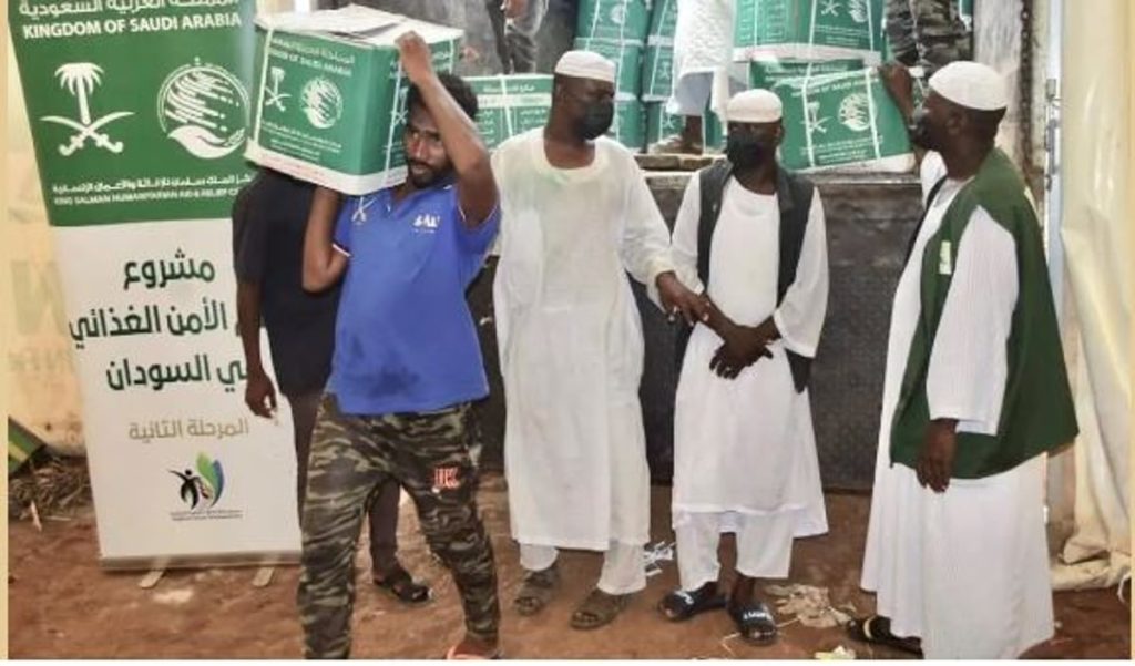 «سلمان للإغاثة» يوزع سلال غذائية في اليمن والسودان