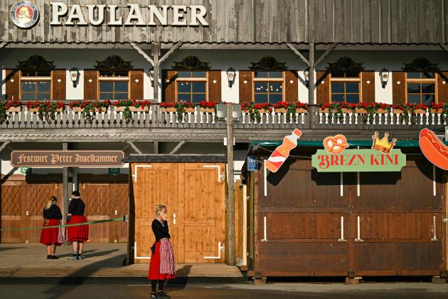 يستمتع الموظفون بلحظة هادئة خارج مصنع الجعة في يوم افتتاح مهرجان أكتوبر.