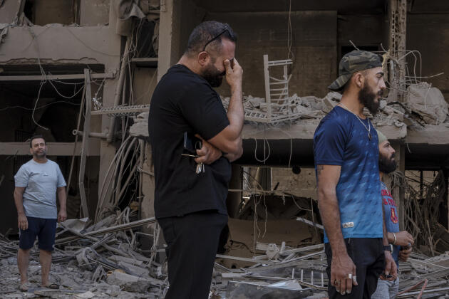 رجل يبكي في موقع غارة إسرائيلية في الضاحية، لبنان، 29 سبتمبر 2024.