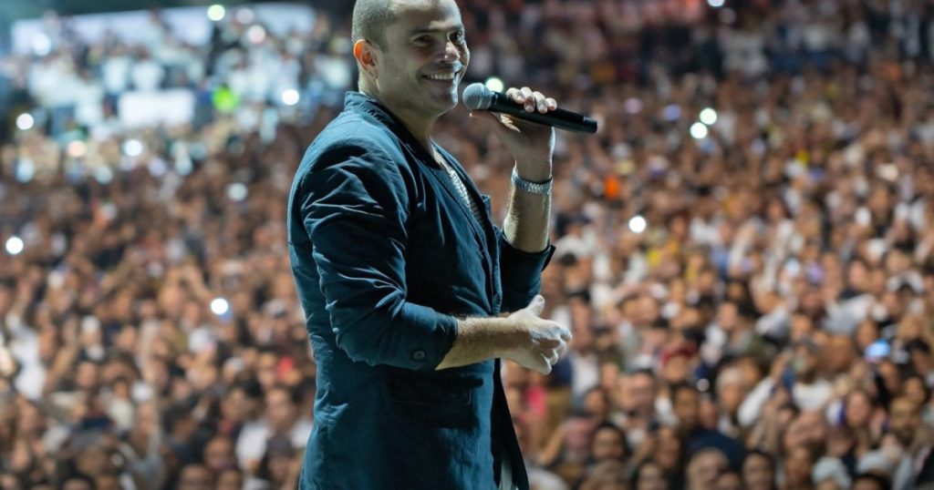 عمرو دياب يعلن اعتزال الغناء في الأفراح بعد أشهر من واقعة “الصفعة”