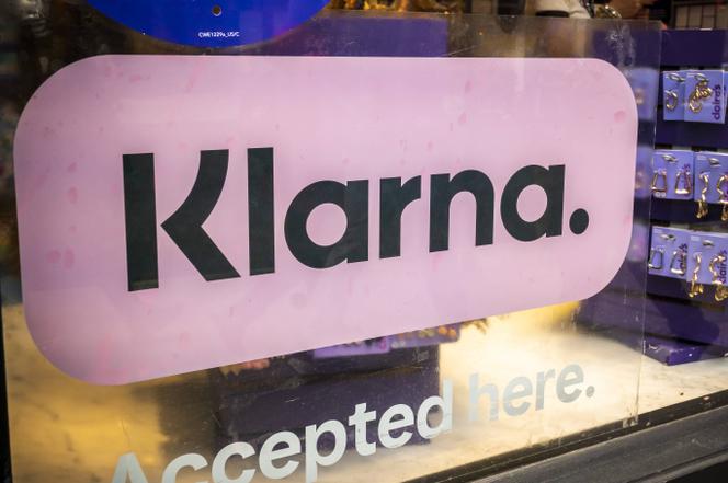 لافتة تشير إلى إمكانية الدفع باستخدام معالج الدفع عبر الإنترنت Klarna، في أحد المتاجر، في نيويورك، في 1 أبريل 2024. وأعلنت شركة fintech السويدية، في 13 نوفمبر 2024، أنها بدأت عملية إدراجها في القائمة الولايات المتحدة.