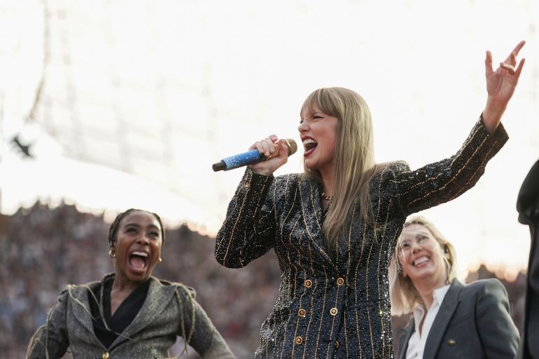 MUNICH, GERMANY - JULY 27: (EDITORIAL USE ONLY. NO STANDALONE PUBLICATION USE (NO SPECIAL INTEREST OR SINGLE ARTIST PUBLICATION USE; NO BOOK USE)) Taylor Swift performs onstage during "Taylor Swift | The Eras Tour" at Olympiastadion on July 27, 2024 in Munich, Germany. (Photo by Thomas Niedermueller/TAS24/Getty Images for TAS Rights Management )