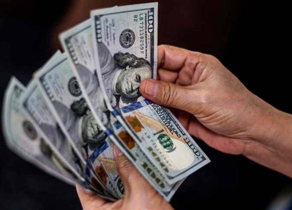 انخفاض الدولار من أعلى مستوياته في أكثر من 6 أشهر بعد ارتفاع التضخم