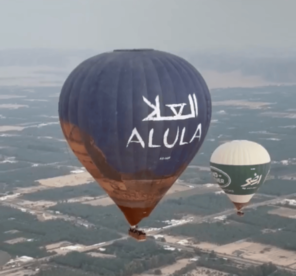 منطاد يجوب سماء العلا تزامنا مع مهرجان الممالك القديمة