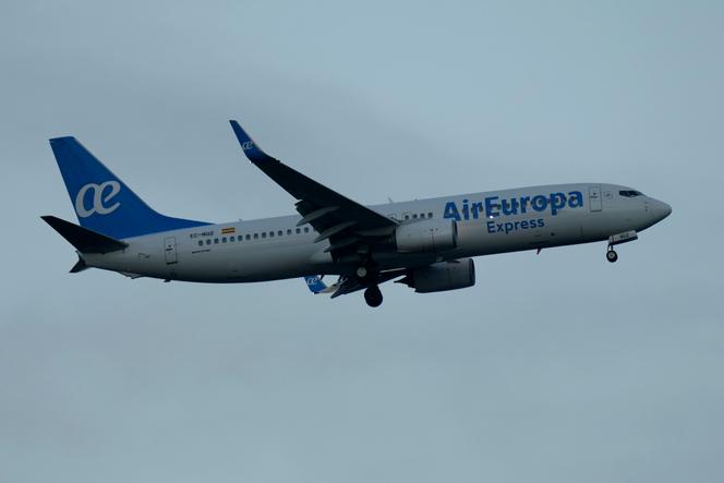 يستعد Air Europa Express Boeing 737 للهبوط في مطار لشبونة في 9 نوفمبر 2022.