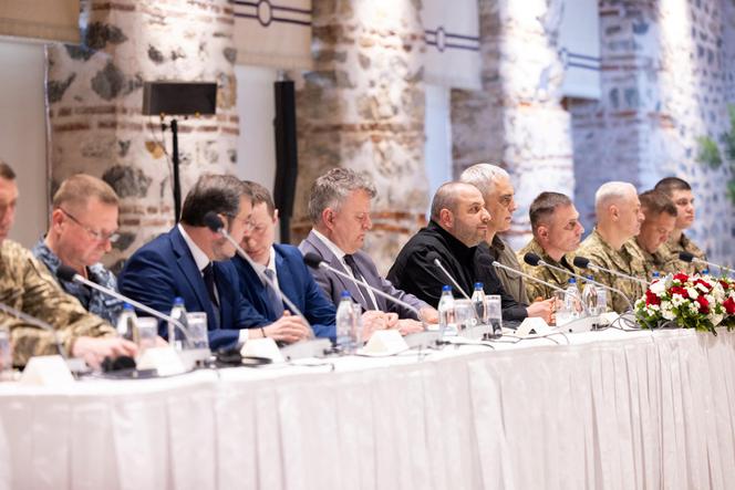 يشارك الوفد الأوكراني ، بقيادة وزير الدفاع الأوكراني ، Rustem Umerov ، في المركز ، في اجتماع مع الوفد الروسي ، في إسطنبول ، تركيا ، في 16 مايو 2025.