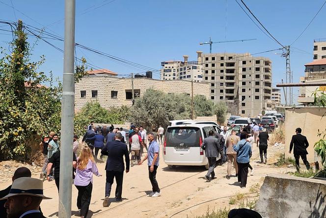 يسارع أعضاء وفد دبلوماسي للاتحاد الأوروبي إلى المبنى بعد إطلاق الطلقات أثناء تجمعهم عند المدخل الشرقي لمعسكر جينين خلال زيارة إلى المدينة ، في 21 مايو 2025 ، كجزء من هجوم عسكري إسرائيلي على الضفة الغربية المحتلة. 