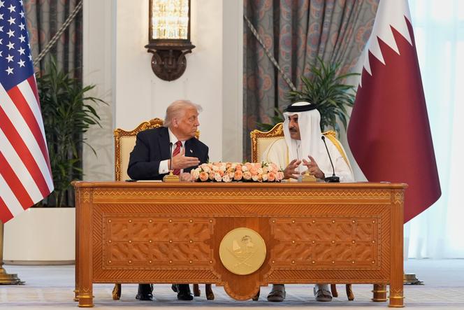 الرئيس الأمريكي ، دونالد ترامب ، وإمير قطر ، تشيخ تريم بن حمد آل ثاني ، في الدوحة ، في 14 مايو 2025.