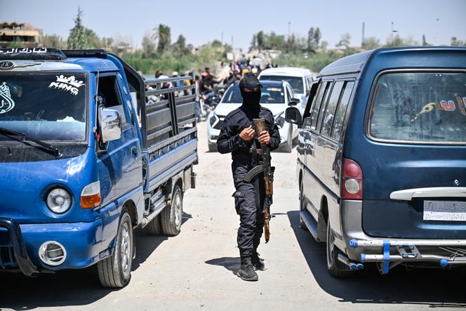 يحمل وكيل أمن عام محطة تحكم بالقرب من المعبر الوحيد للفرات التي تربط الشرق وغرب دير إيز زور (سوريا) ، في 28 أبريل 2025.
